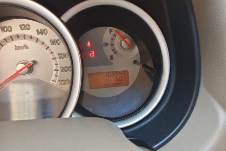 Used Nissan Tiida Sedan 2008 1.6L Manual Fashion Edition Odometer Close Up