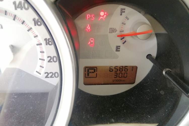 Used Nissan Tiida Sedan 2008 1.6L Automatic Smart Version Odometer Close Up