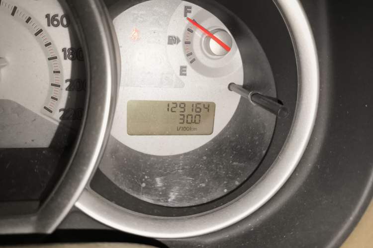 Used Nissan Tiida Sedan 2008 1.6L Manual Fashion Edition Odometer Close Up