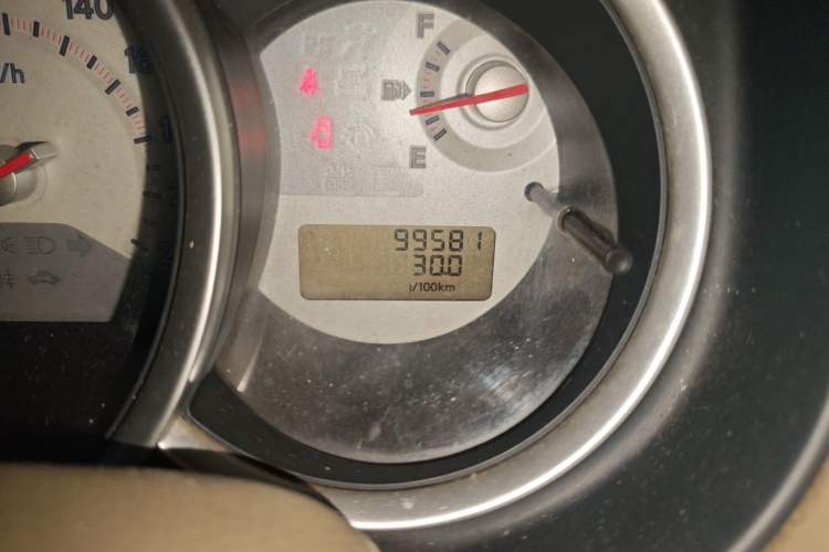 Used Nissan Tiida Sedan 2008 1.6L Manual Fashion Edition Odometer Close Up