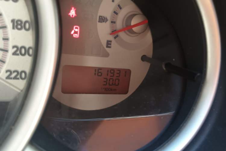 Used Nissan Tiida Sedan 2008 1.6L Manual Fashion Edition Odometer Close Up