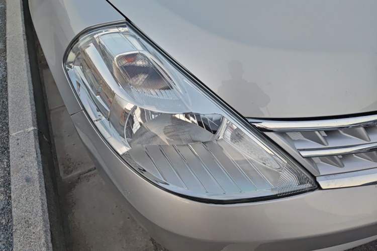 Used Nissan Tiida Sedan 2008 1.6L Manual Smart Version Right Front Headlight