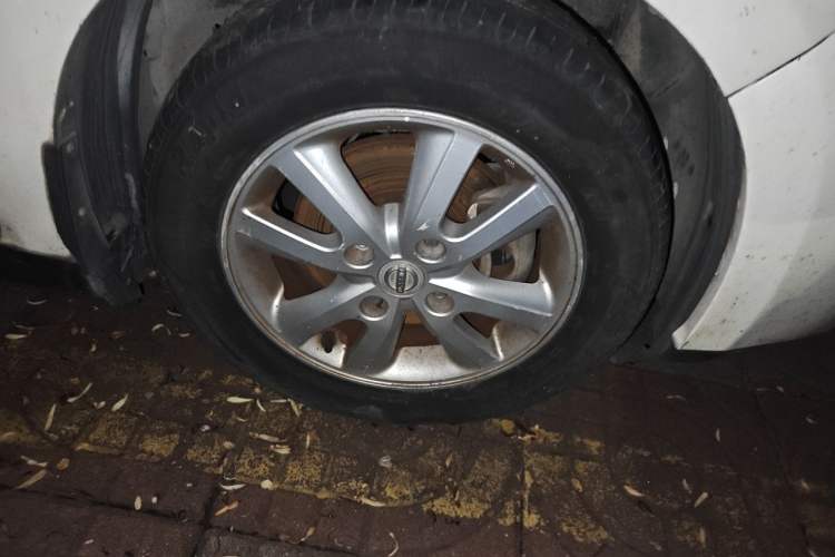 Used Nissan Tiida Sedan 2008 1.6L Automatic Smart Version Right Front Wheel Hub