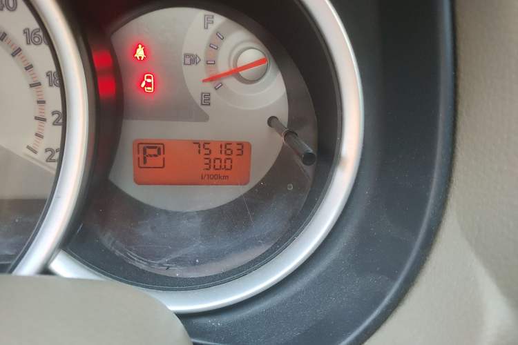 Used Nissan Tiida Sedan 2008 1.6L Automatic Smart Version Odometer Close Up