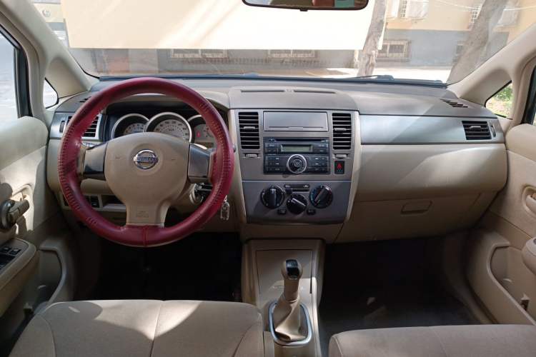 Used Nissan Tiida Sedan 2009 1.6L Automatic Tech Edition Center Console