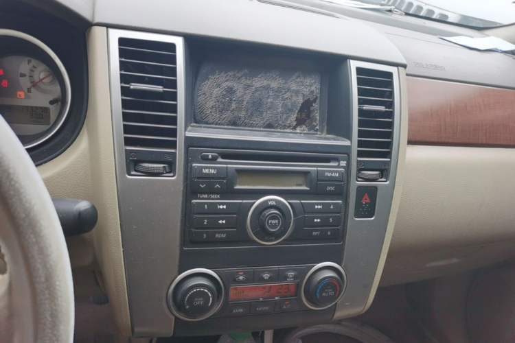 Used Nissan Tiida Sedan 2009 1.6L Automatic Tech Edition Audio And AC Panel