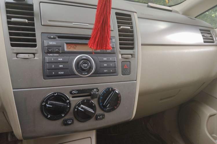Used Nissan Tiida Sedan 2009 1.6L Automatic Tech Edition Audio And AC Panel
