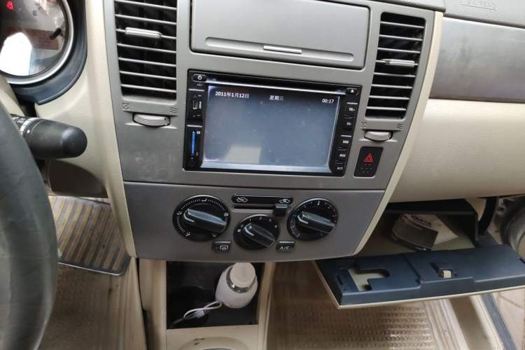 Used Nissan Tiida Sedan 2009 1.6L Automatic Tech Edition Audio And AC Panel