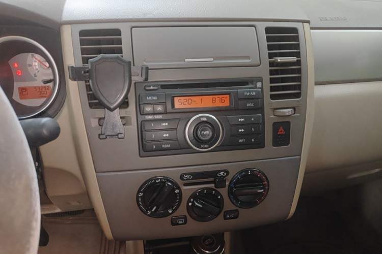 Used Nissan Tiida Sedan 2009 1.6L Automatic Tech Edition Audio And AC Panel