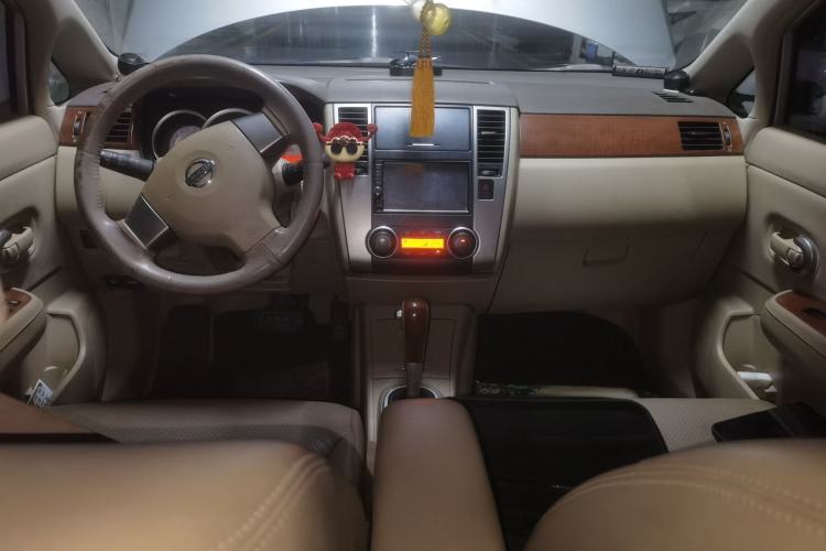 Used Nissan Tiida Sedan 2009 1.6L Automatic Tech Edition Center Console