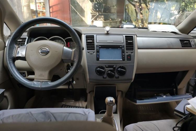 Used Nissan Tiida Sedan 2009 1.6L Automatic Tech Edition Center Console