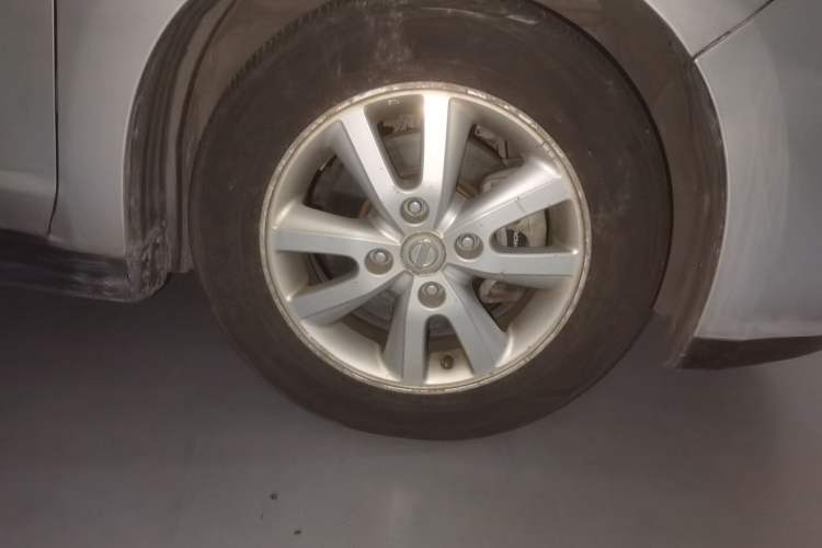 Used Nissan Tiida Sedan 2009 1.6L Automatic Tech Edition Right Front Wheel Hub