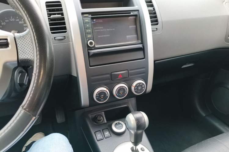 Used Nissan X-Trail 2010 2.5L CVT Luxury Edition 4WD Audio And AC Panel