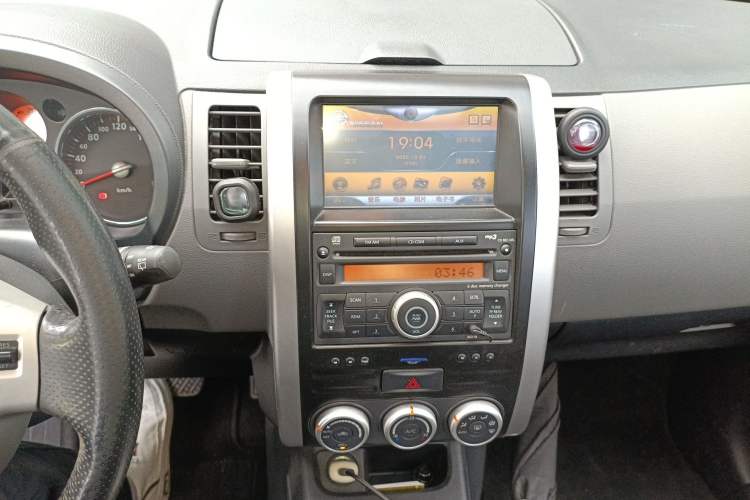 Used Nissan X-Trail 2010 2.5L CVT Luxury Edition 4WD Audio And AC Panel