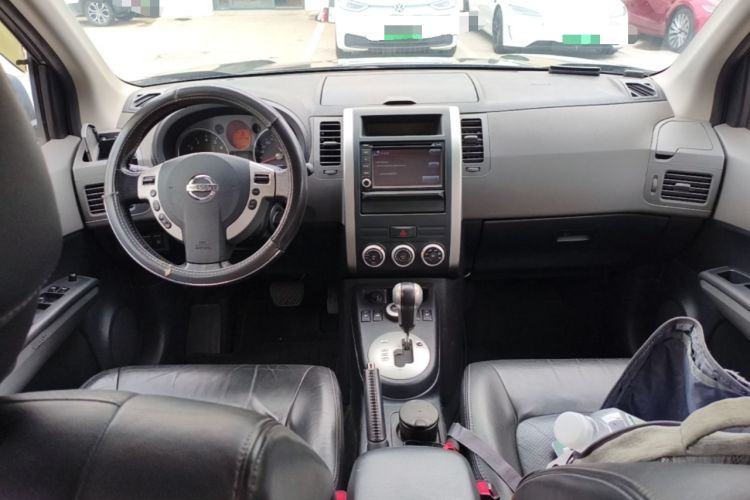 Used Nissan X-Trail 2010 2.5L CVT Luxury Edition 4WD Center Console