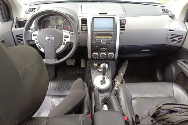 Used Nissan X-Trail 2010 2.5L CVT Luxury Edition 4WD Center Console