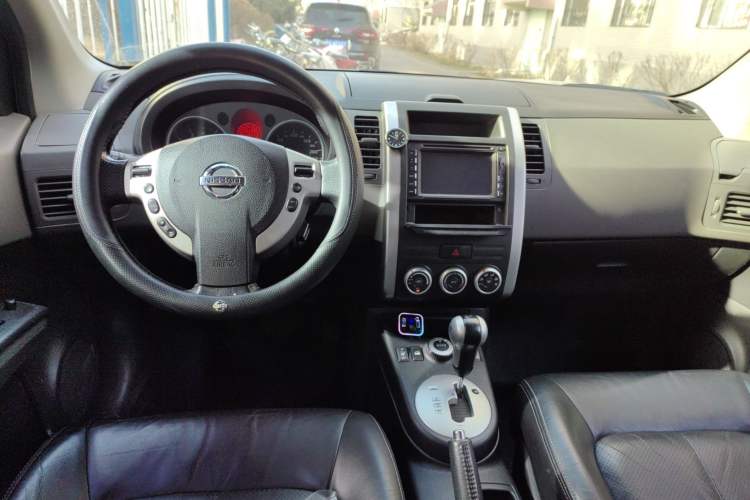 Used Nissan X-Trail 2010 2.5L CVT Ultimate Edition 4WD Center Console