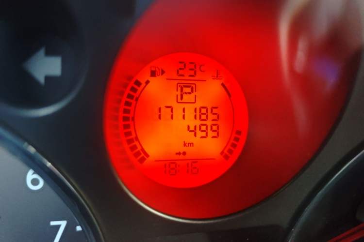 Used Nissan X-Trail 2010 2.5L CVT Luxury Edition 4WD Odometer Close Up