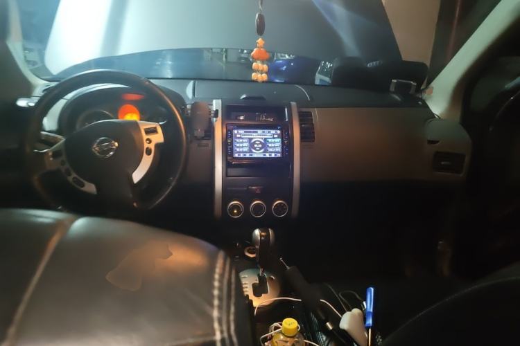 Used Nissan X-Trail 2010 2.5L CVT Luxury Edition 4WD Center Console