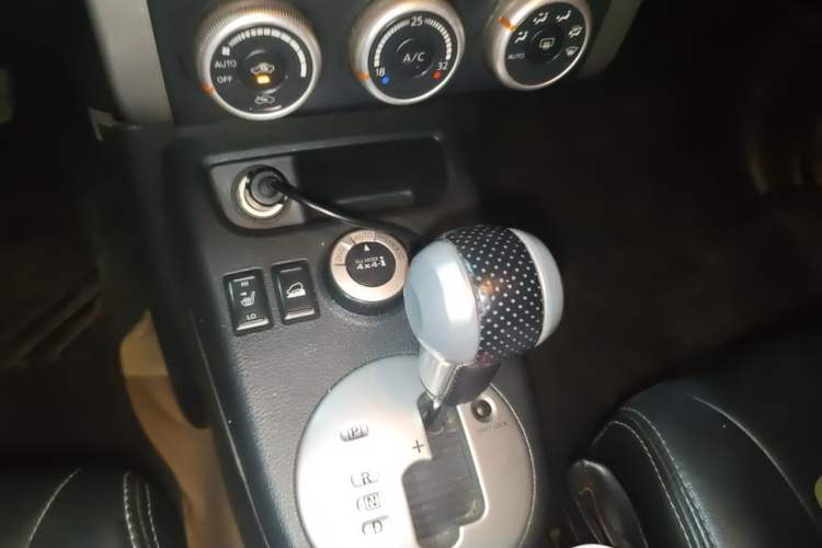 Used Nissan X-Trail 2010 2.5L CVT Luxury Edition 4WD Gear Lever