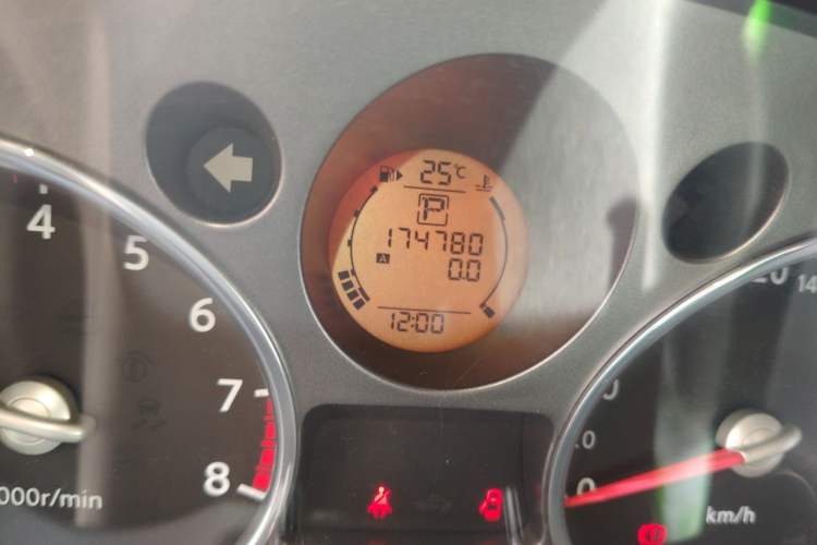 Used Nissan X-Trail 2010 2.5L CVT Luxury Edition 4WD Odometer Close Up