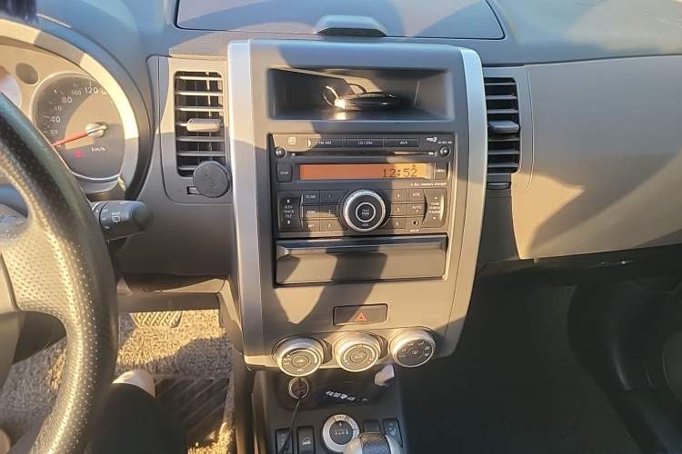Used Nissan X-Trail 2010 2.5L CVT Luxury Edition 4WD Audio And AC Panel
