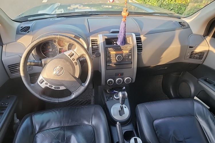 Used Nissan X-Trail 2010 2.5L CVT Luxury Edition 4WD Center Console