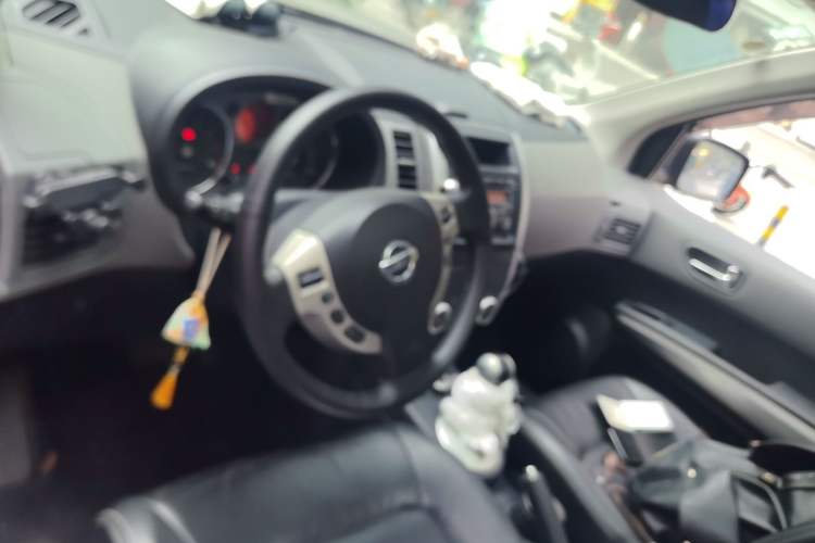 Used Nissan X-Trail 2010 2.5L CVT Luxury Edition 4WD Center Console