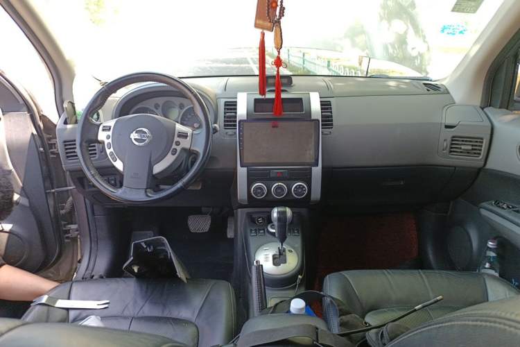Used Nissan X-Trail 2010 2.5L CVT Luxury Edition 4WD Center Console