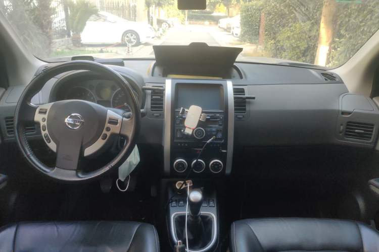 Used Nissan X-Trail 2010 2.5L Manual Luxury Edition 4WD Center Console
