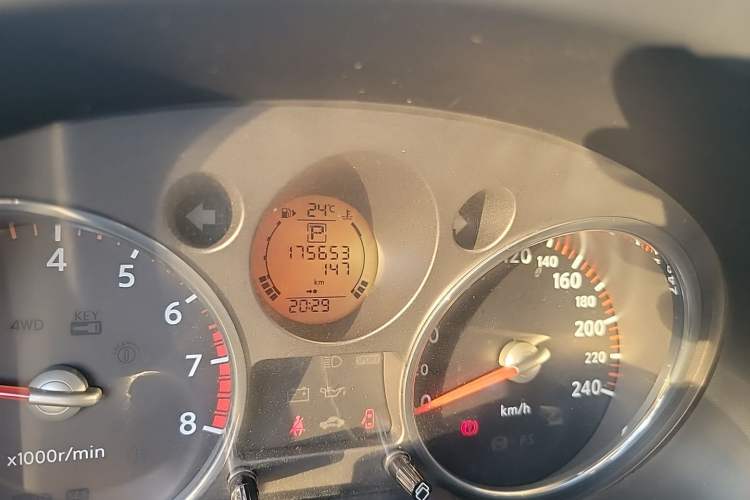 Used Nissan X-Trail 2010 2.5L CVT Luxury Edition 4WD Odometer Close Up