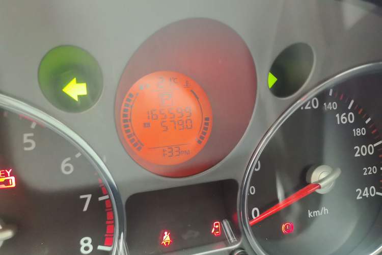 Used Nissan X-Trail 2010 2.5L CVT Luxury Edition 4WD Odometer Close Up