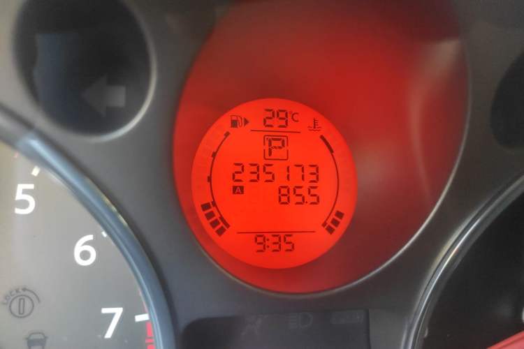 Used Nissan X-Trail 2010 2.5L CVT Luxury Edition 4WD Odometer Close Up