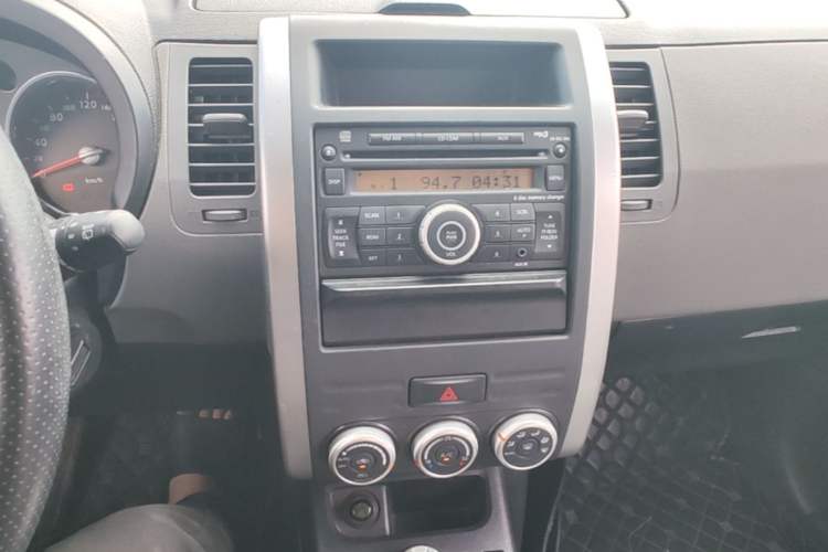 Used Nissan X-Trail 2010 2.5L CVT Luxury Edition 4WD Audio And AC Panel