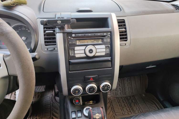 Used Nissan X-Trail 2010 2.5L CVT Luxury Edition 4WD Audio And AC Panel