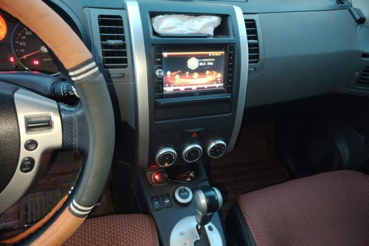 Used Nissan X-Trail 2010 2.5L CVT Luxury Edition 4WD Audio And AC Panel