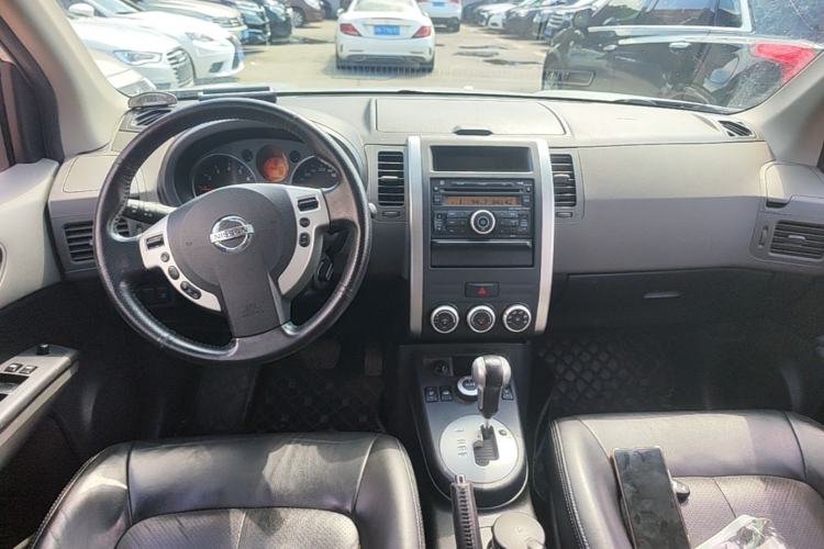 Used Nissan X-Trail 2010 2.5L CVT Luxury Edition 4WD Center Console