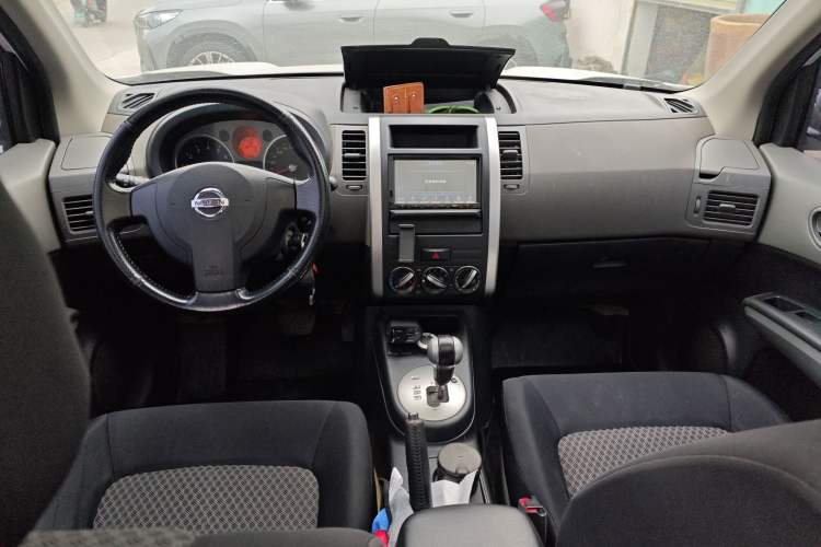 Used Nissan X-Trail 2010 2.0L CVT Comfort Edition 4WD Center Console