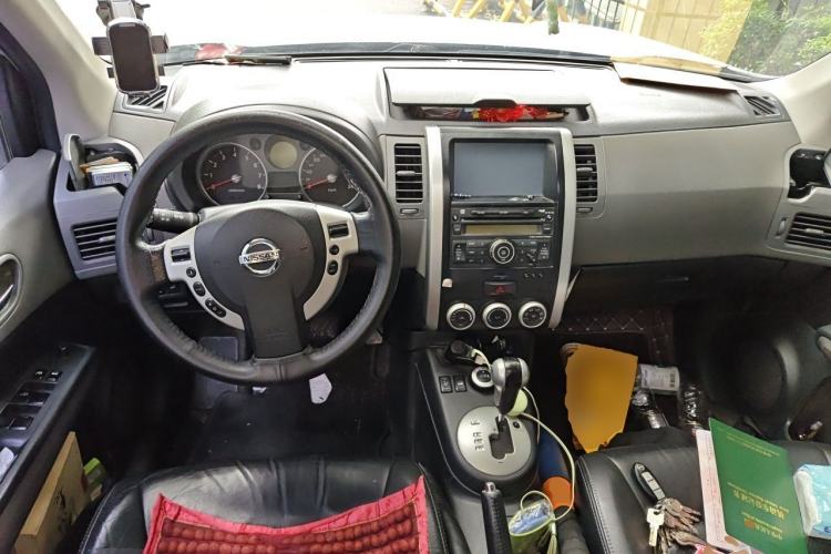 Used Nissan X-Trail 2010 2.5L CVT Luxury Edition 4WD Center Console