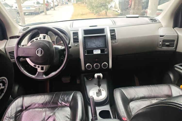 Used Nissan X-Trail 2010 2.5L CVT Luxury Edition 4WD Center Console