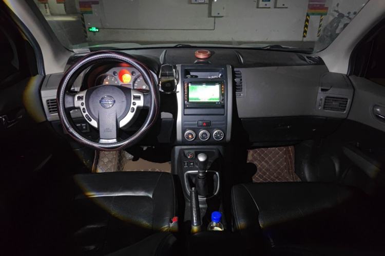Used Nissan X-Trail 2010 2.5L Manual Luxury Edition 4WD Center Console