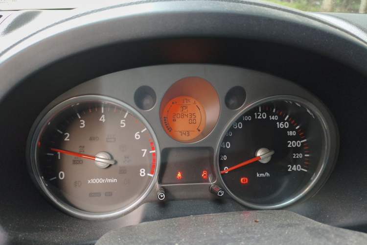 Used Nissan X-Trail 2010 2.5L CVT Luxury Edition 4WD Odometer Close Up