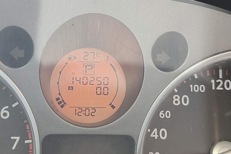 Used Nissan X-Trail 2010 2.5L CVT Luxury Edition 4WD Odometer Close Up