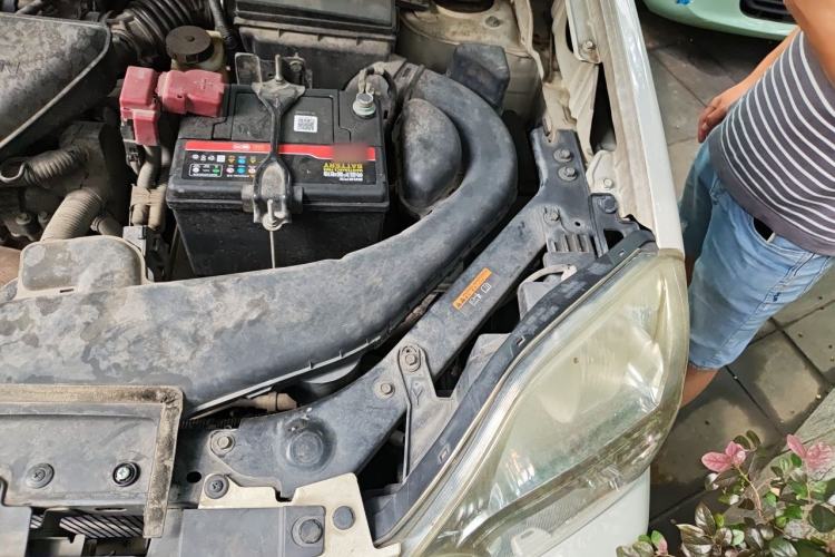 Used Nissan X-Trail 2010 2.5L CVT Ultimate Edition 4WD Engine Bay Left