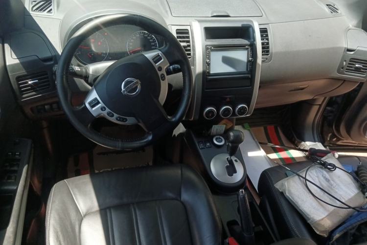 Used Nissan X-Trail 2012 2.5L CVT Luxury Edition 4WD Center Console