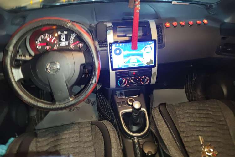 Used Nissan X-Trail 2012 2.0L Manual Comfort Edition 4WD Center Console