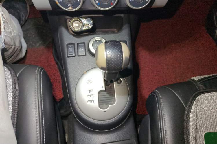 Used Nissan X-Trail 2012 2.5L CVT Luxury Edition 4WD Gear Lever