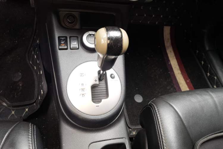 Used Nissan X-Trail 2012 2.5L CVT Luxury Edition 4WD Gear Lever