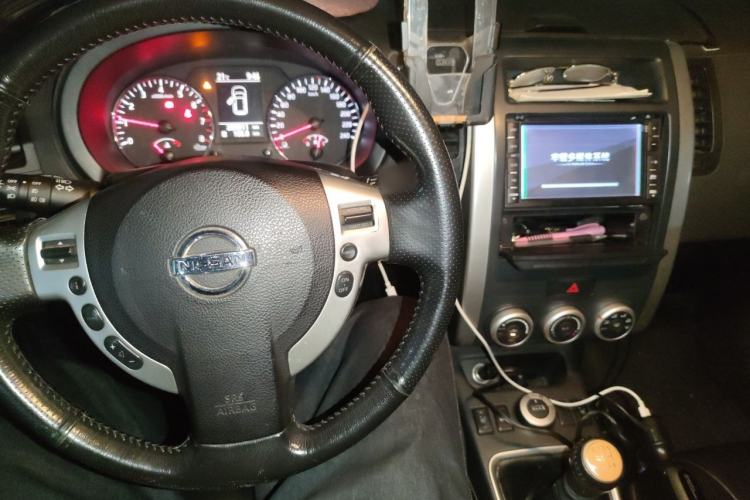 Used Nissan X-Trail 2012 2.5L Manual Luxury Edition 4WD Center Console