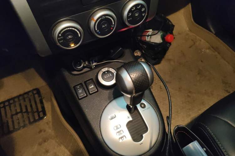 Used Nissan X-Trail 2012 2.5L CVT Luxury Edition 4WD Gear Lever